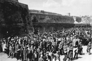 Nemški okupatorji razvrščajo Jude leta 1941 v Beogradu.